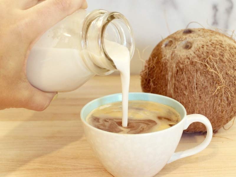 Кокосовое молоко: польза и вред, калорийность на 100 грамм. калорийность кофе, какао, матча, каш и других блюд на основе кокосового молока