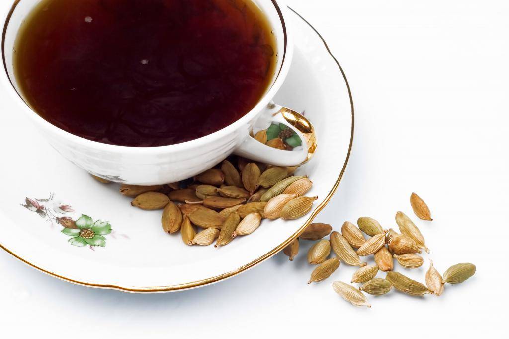 Чай с кардамоном: рецепты, польза, вред и противопоказания. как заваривать и правильно пить зеленый или черный кардамоновый чай, сколько добавлять приправы?