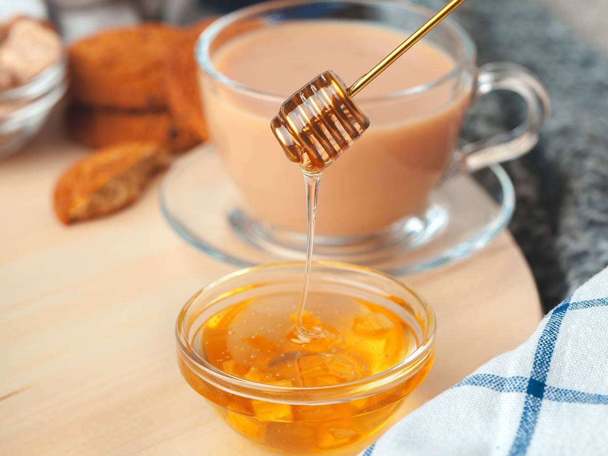 Можно ли добавлять мед в горячий чай, почему