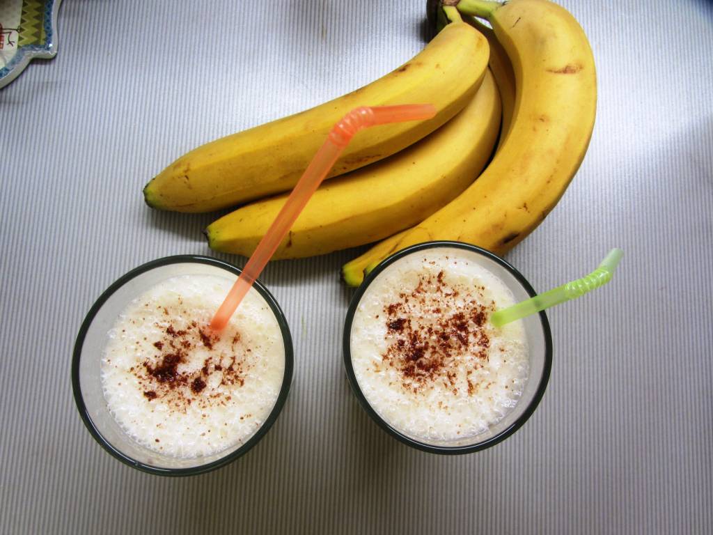Банановый смузи в блендере. рецепт с молоком, овсянкой, кефиром, мороженым, какао, сливками. фото пошагово