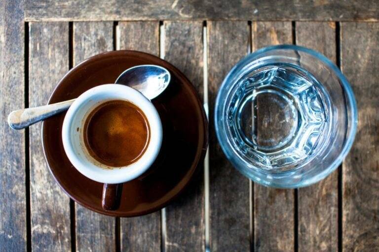 Как пить эспрессо с водой: качество кофе, обжарка, рецепты заваривания, выбор воды и тонкости кофейного этикета