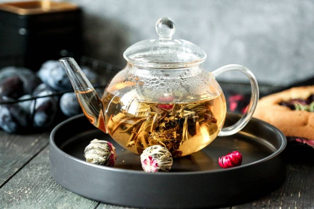 Чай, который распускается, как цветок: что это такое, как производится связанный чай, 7 правил заваривания, полезные свойства