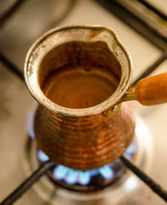 Как варить кофе в турке правильно на газовой и электрической плите, как выбрать турку а также полезные советы