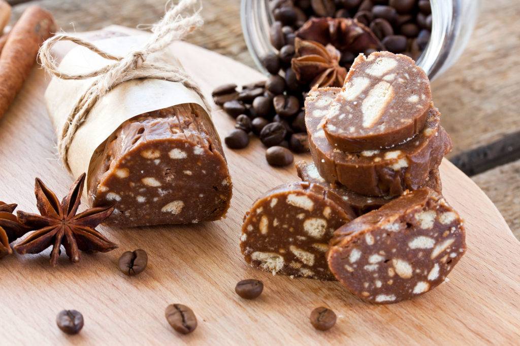 Колбаска из печенья и какао