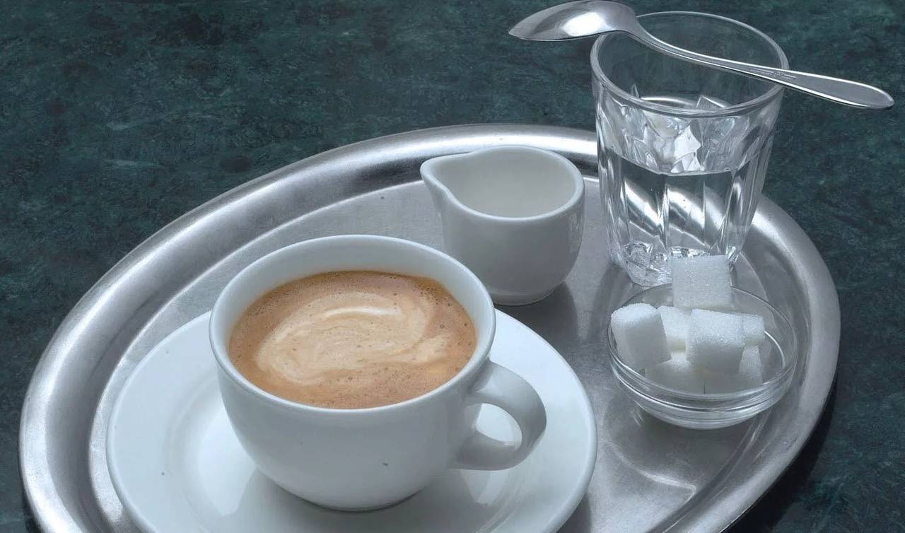 Зачем к кофе подают воду - здоровье | доброхаб