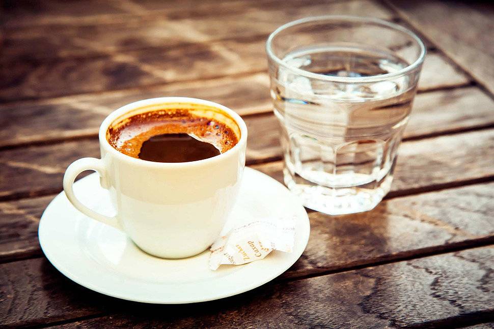 Зачем к кофе подается вода?