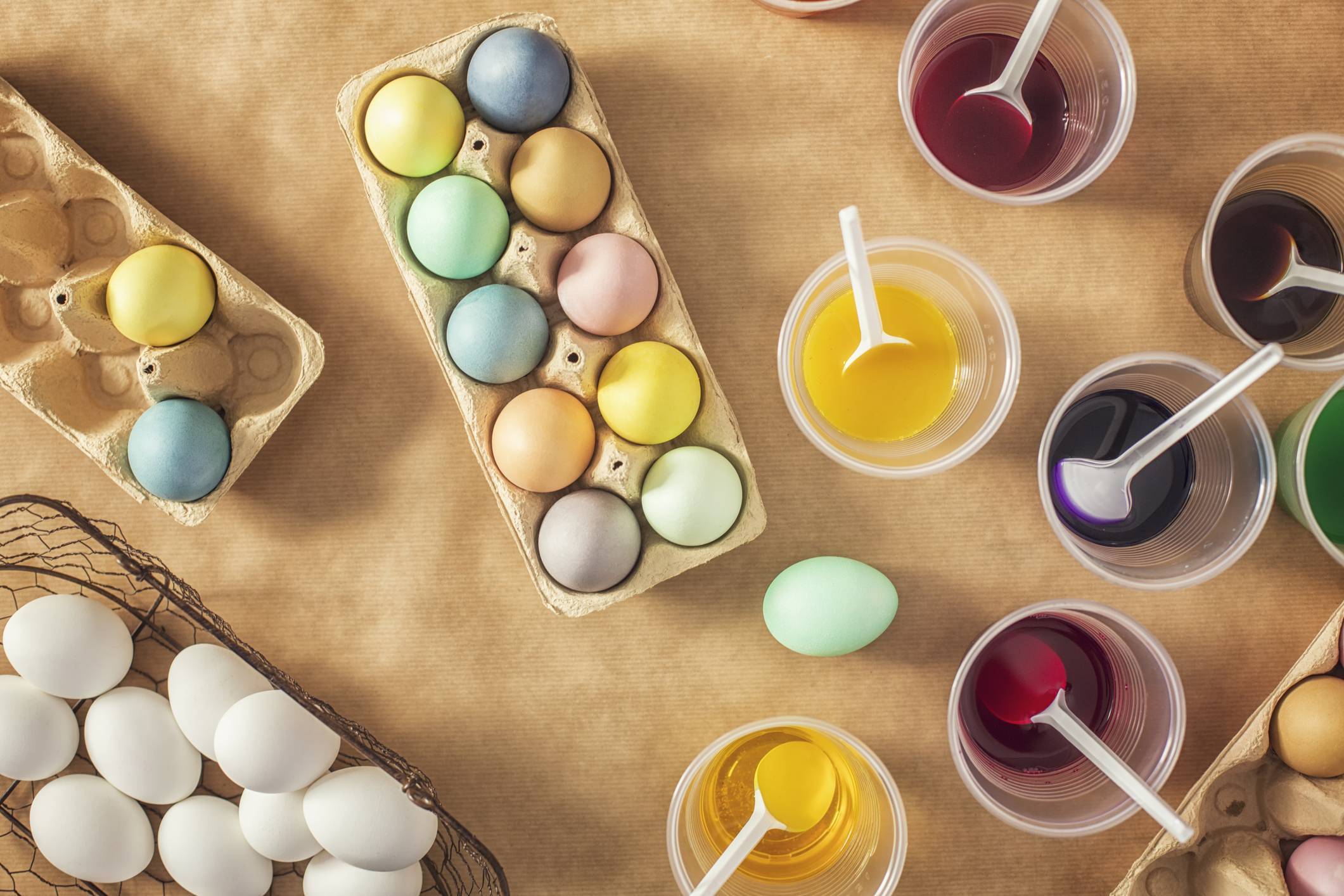 Как покрасить яйца на пасху 2022 своими руками: 15 способов покраски в домашних условиях