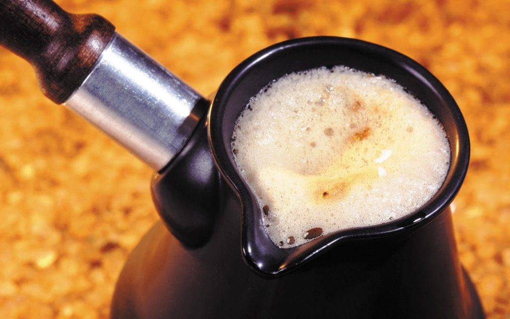 Простой пошаговый рецепт варки кофе с пенкой в турке
