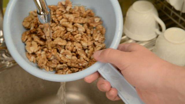 Нужно ли мыть грецкие орехи и как это сделать правильно