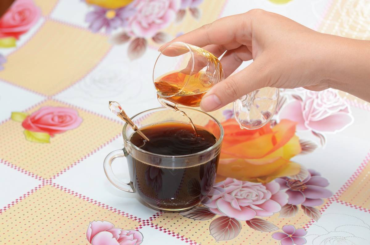 Чай с коньяком — рецепты, пропорции, польза и вред для здоровья