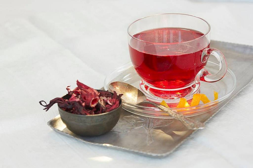 Как чай каркаде влияет на артериальное давление — повышает или понижает его, полезные свойства и как заваривать?