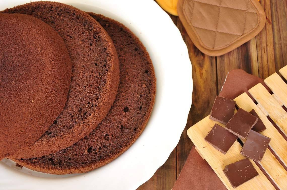 Шоколадный бисквит "шифоновый": простой и быстрый рецепт с фото