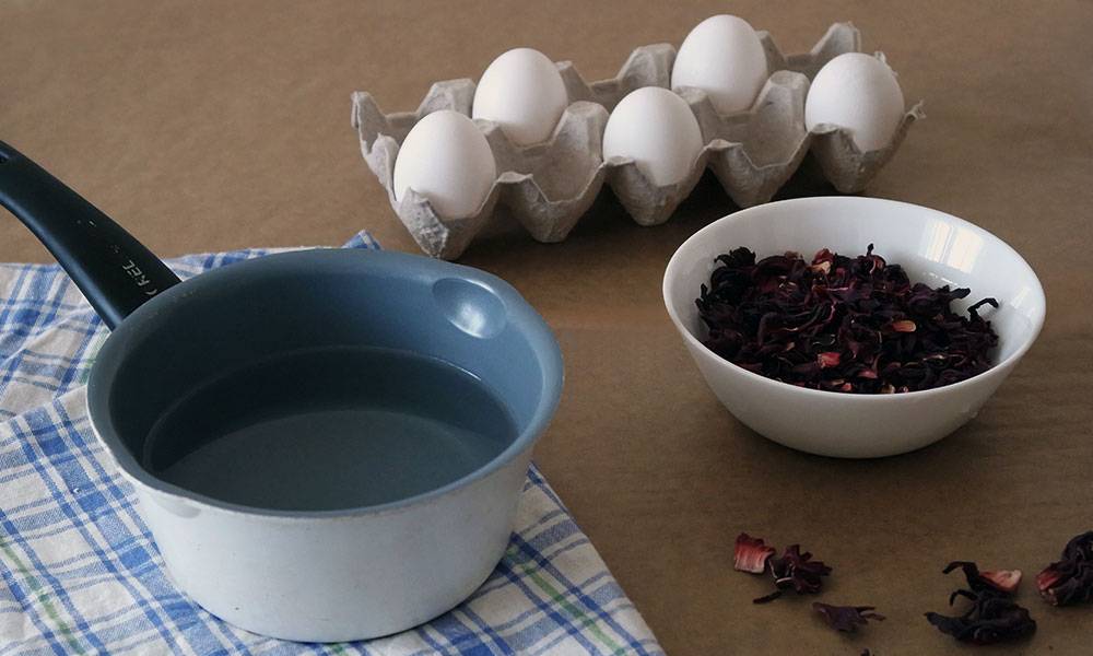Как покрасить яйца на пасху в 2021 году чаем каркаде