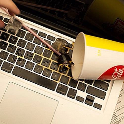 Как спасти залитый ноутбук и минимизировать стоимость возможного ремонта?