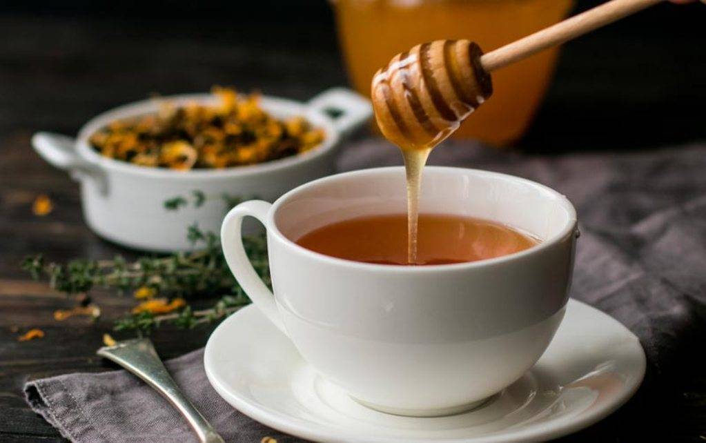 Можно ли добавлять мёд в кипяток: польза и вред
