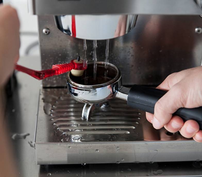 Декальцинация кофемашины: чем лучше очищать от накипи