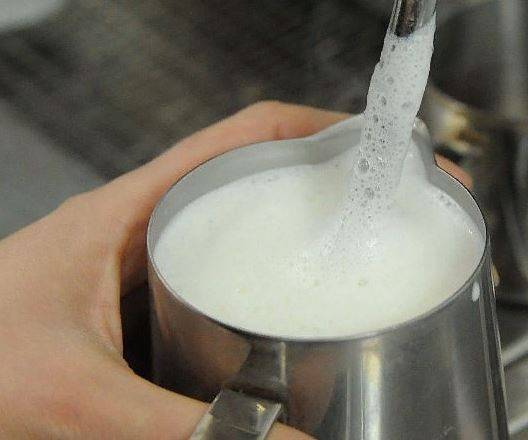 Молоко для капучино: какое лучше, как сделать молочную пенку