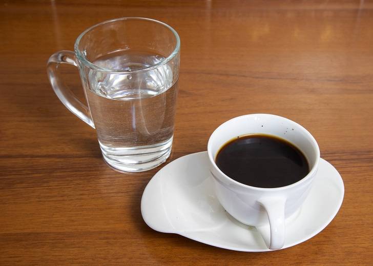 Зачем к кофе подают воду?