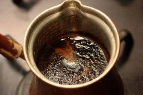 Кофе с карамелью, сделанной из сахара