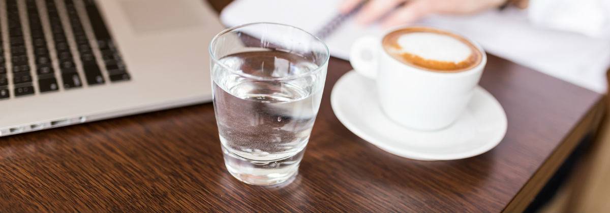 Как правильно пить эспрессо с водой и зачем, как употреблять холодную h2o с кофе - до, во время или после напитка?
