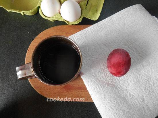 Как правильно красить яйца чаем и кофе