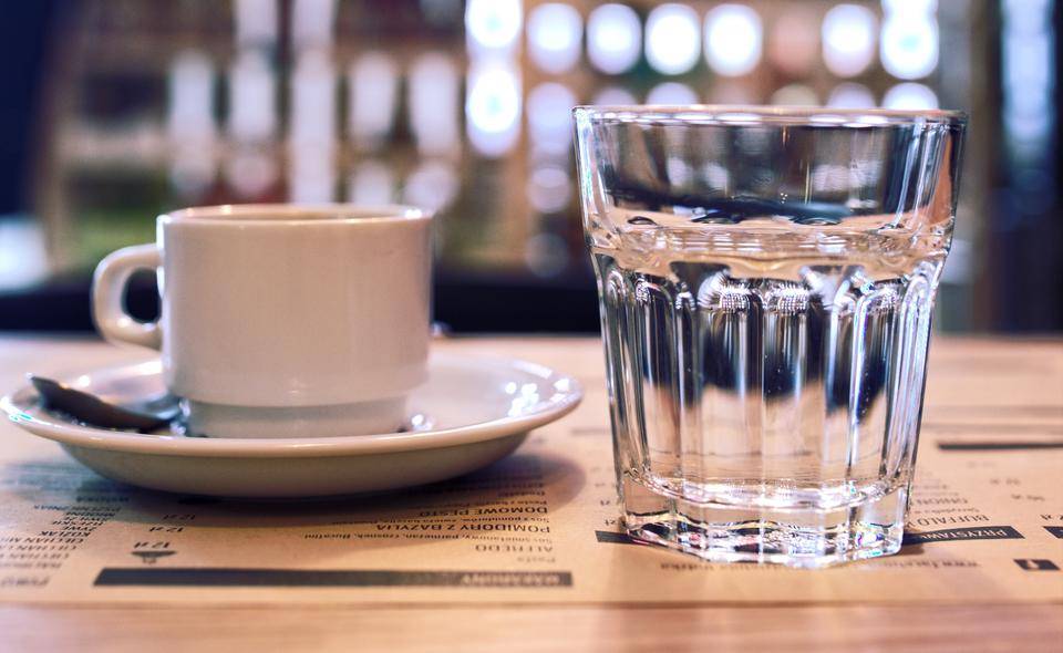 Несколько советов от бариста: зачем и как грамотно пить эспрессо с водой