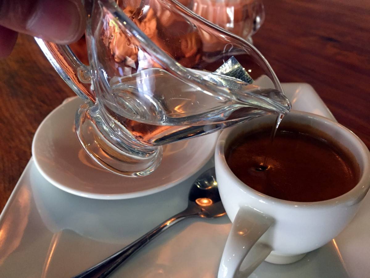 Как правильно подавать и пить эспрессо? зачем подают воду к кофе?