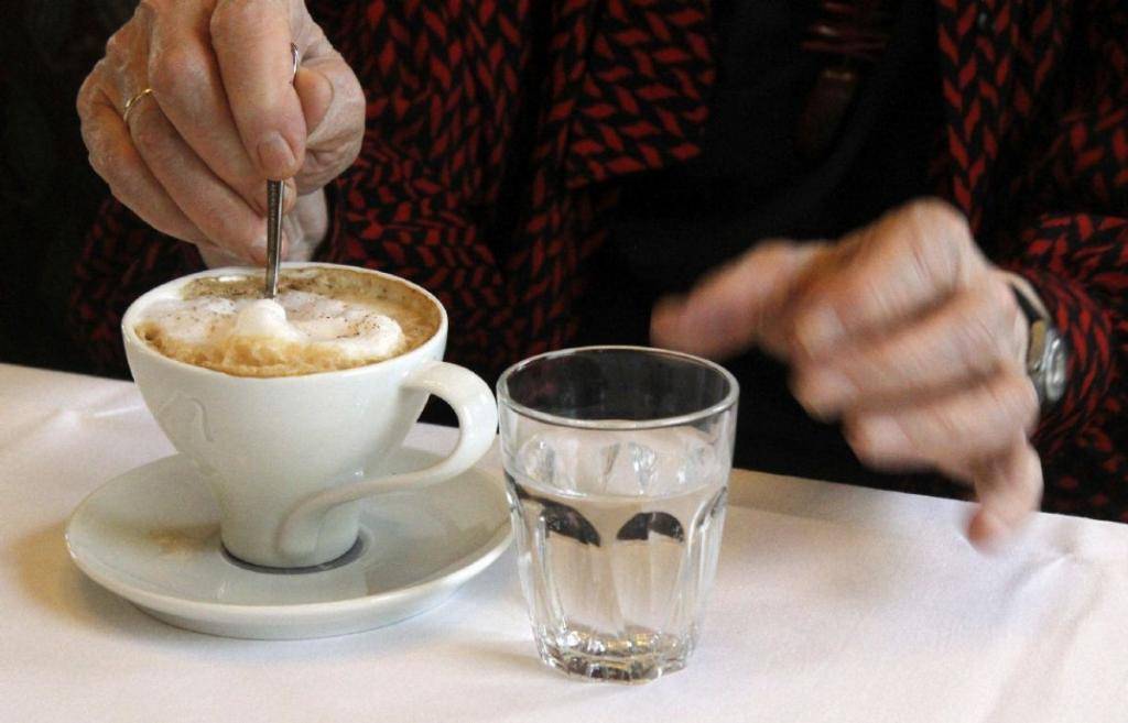 Зачем к кофе подают холодную воду: 3 версии, правила этикета, когда пить