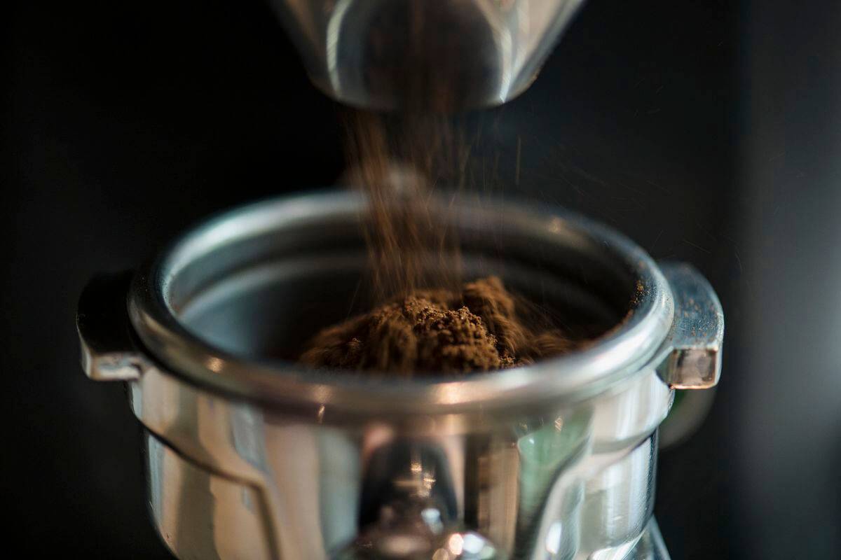 Мелющий кофе или мелящий кофе
