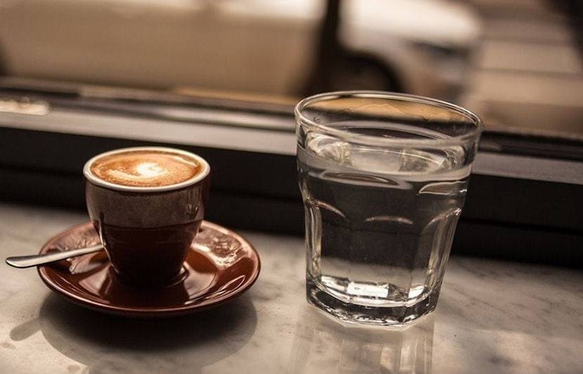 Почему кофе надо запивать водой – знают гуру и медики