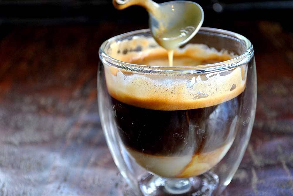 Бодрящий и тонизирующий алкогольный напиток кофе с ромом