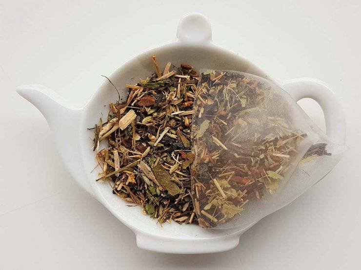 3 полезных травяных чая для очищения организма (+5 рецептов приготовления)