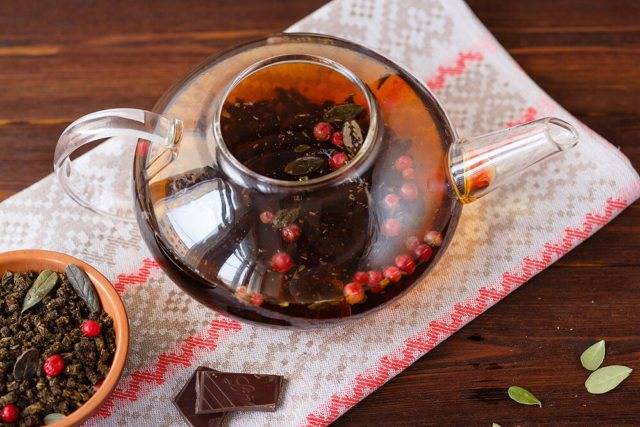 7 рецептов согревающего брусничного чая (а еще описание полезных свойств)