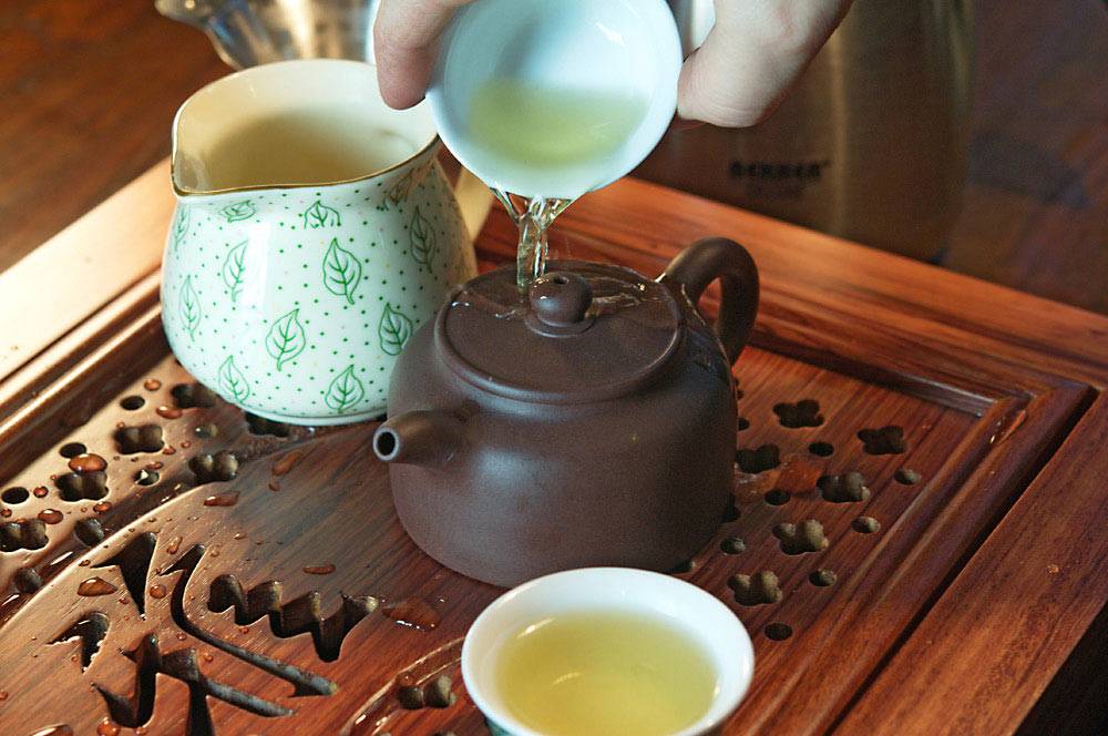 Время заварки. Заваривание чая. Заваривать чай. Чайная заварка. Зеленый чай в чайнике.