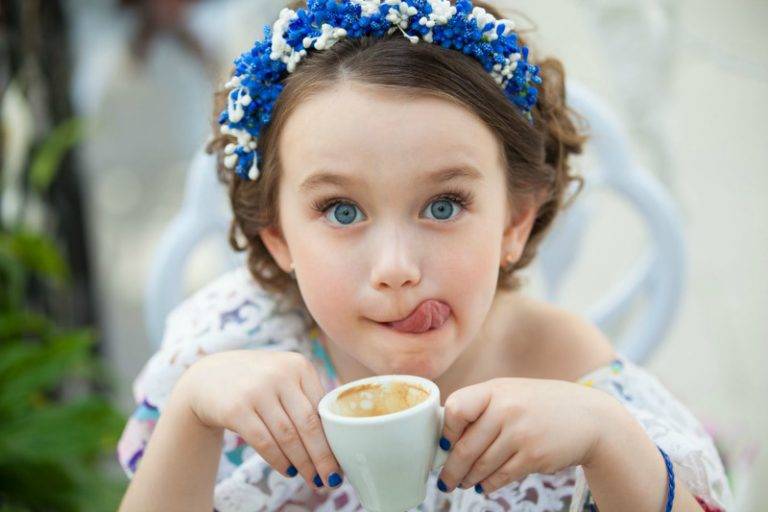 Можно ли детям пить кофе с молоком