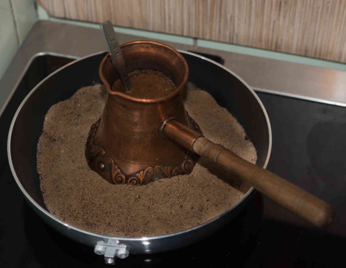 Как варить кофе в турке. Печка для турки. Жаровня для турки. Самодельная турка для кофе. Печка для варки кофе на песке.
