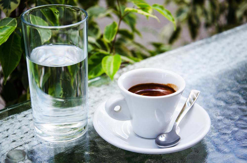 Зачем к кофе подают холодную воду и почему надо пить стакан воды