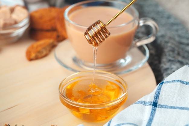 Можно ли добавлять мед в горячий чай, почему