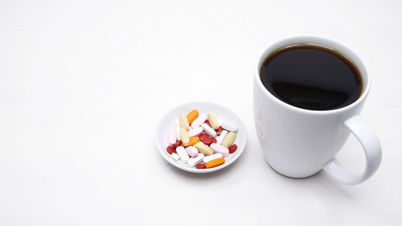 Можно ли запивать таблетки кофе: опасная смесь лекарств и кофеина