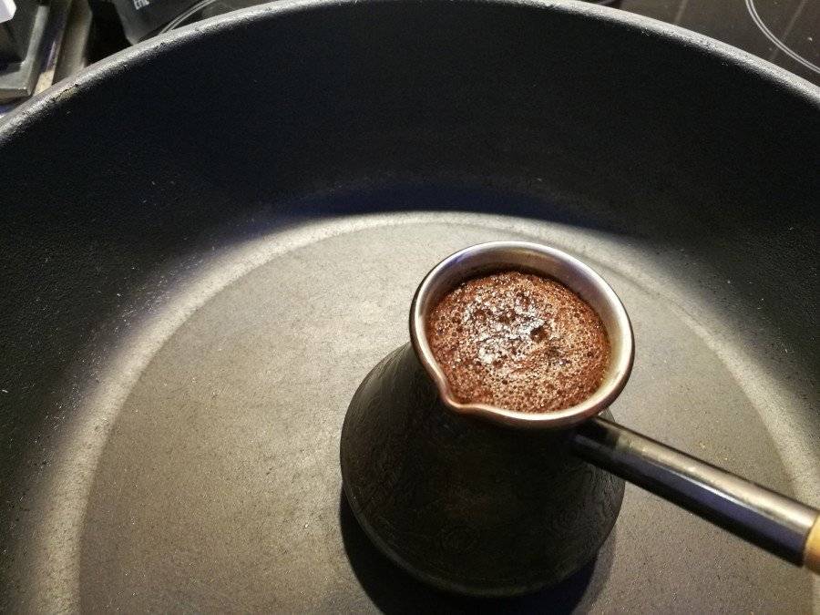 Как варить кофе в кастрюле на плите: пошаговая инструкция, 4 крутых рецепта, способы отчистить посуду от пригоревшего кофе
