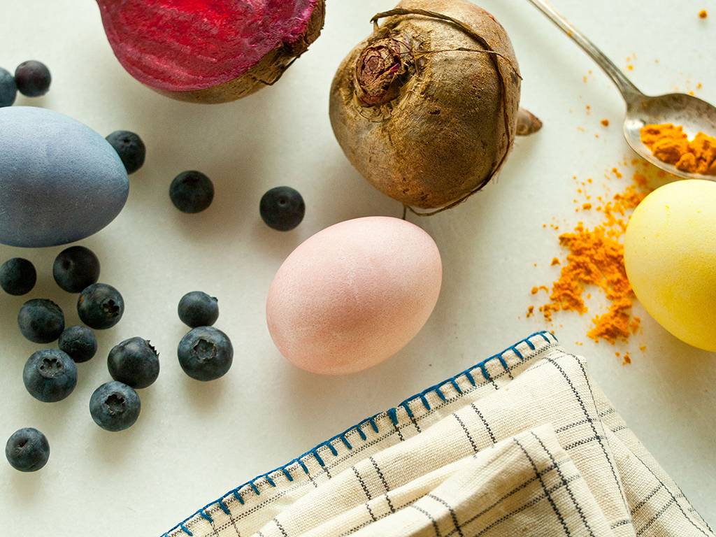 Как покрасить яйца пищевыми красителями: 5 способов и ценные советы для начинающих