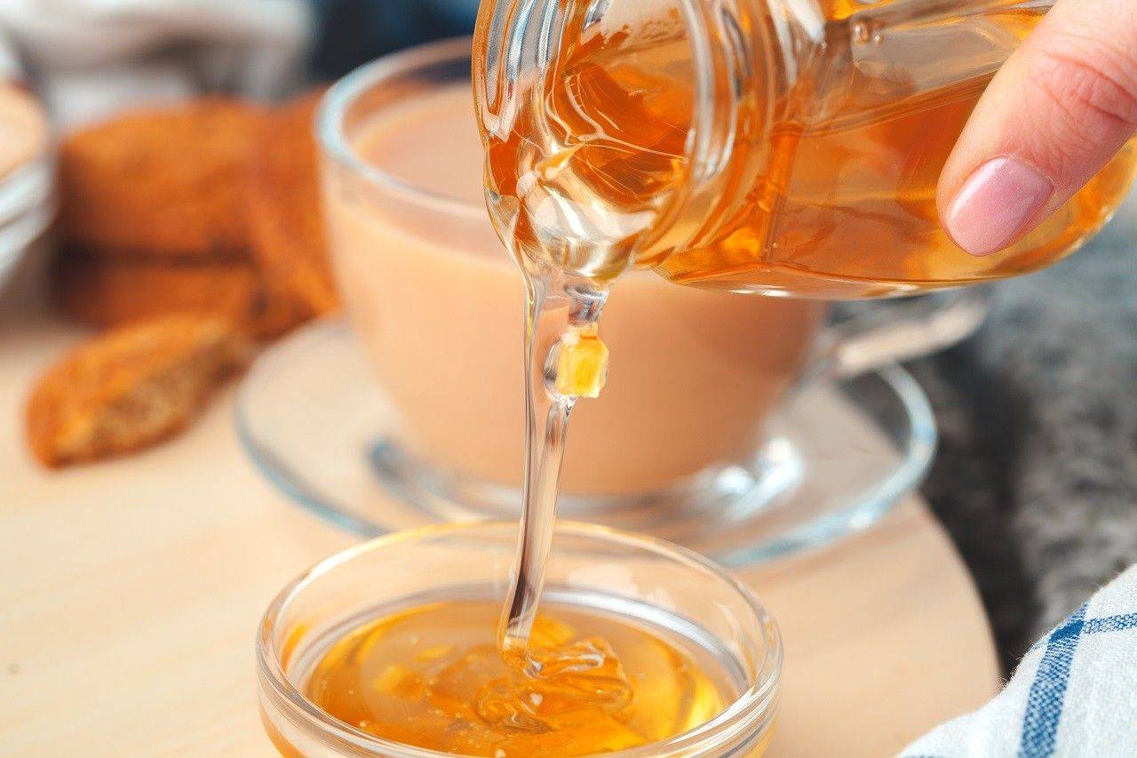 Можно ли добавлять мед в горячий чай: почему нельзя и какой вред возможен, как правильно пить напиток чтобы он принес пользу