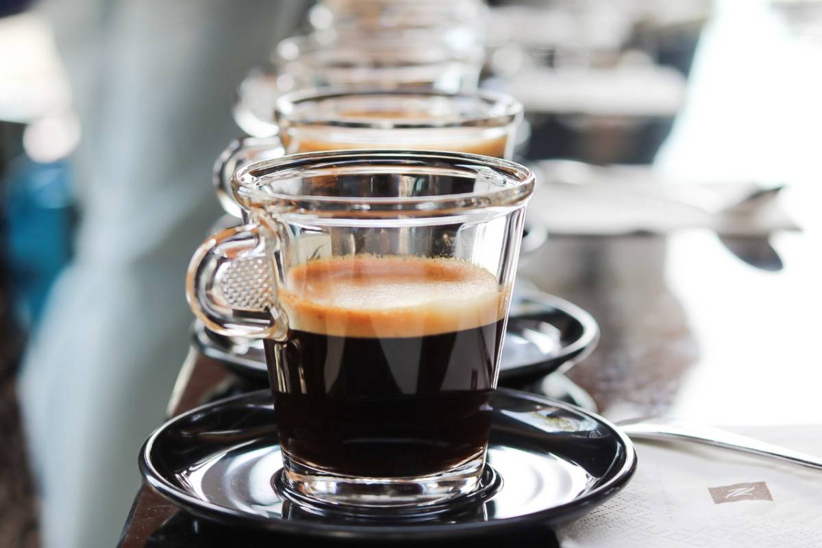 Как приготовить кофе лунго – крепкий, ароматный, с горчинкой