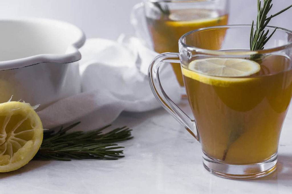 Чай с розмарином: полезные свойства и противопоказания