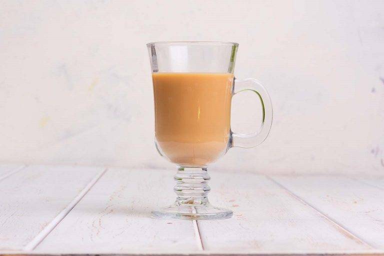 Чай с молоком: польза и вред, свойства, калорийность напитка