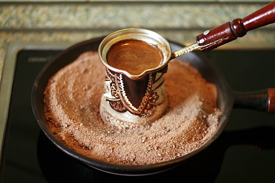 Как варить кофе в турке на плите: всё, что надо знать, поэтапные рецепты правильного и вкусного приготовления дома на газу с молоком, корицей, по-турецки