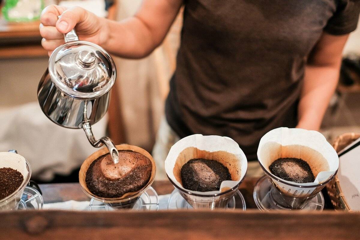 С чем пьют кофе – правила сочетания со сладостями и другими продуктами