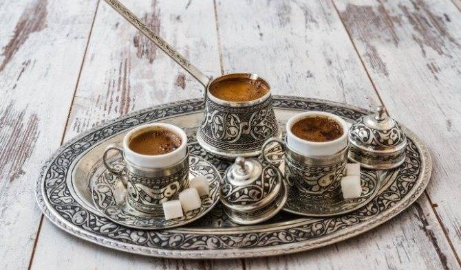 Пряный и согревающий кофе с гвоздикой в турке