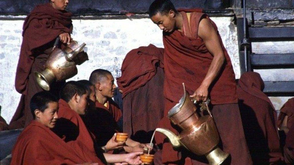 Зачем к кофе подают воду