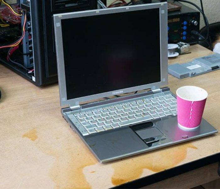 Что делать если залил ноутбук чаем с сахаром и он не включается • siniy-chay.ru